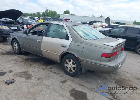 1998 Toyota Camry Le z USA, uszkodzony, nr VIN 4T1BG22K6WU188745